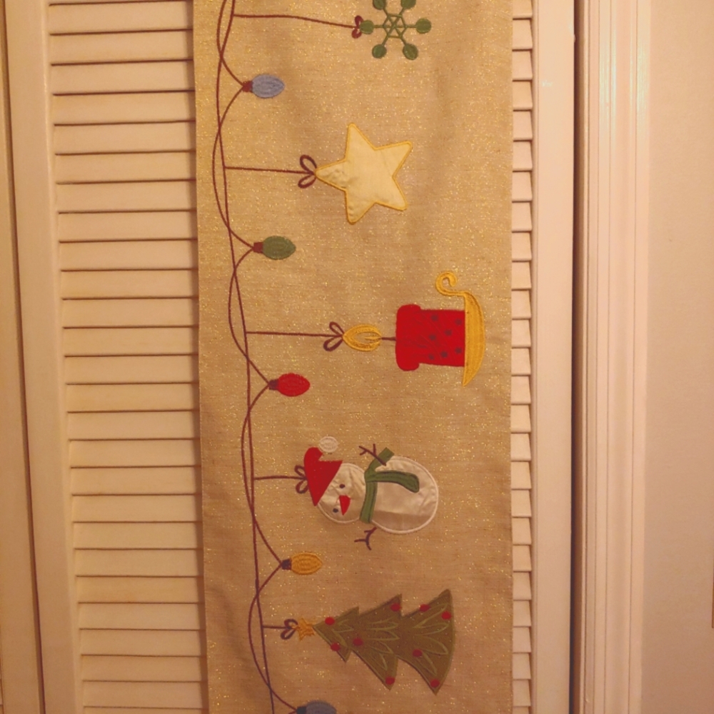 Domain table runner beige with colorful presents lights ornaments